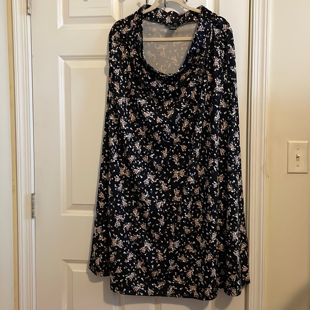 Amazingly Beautiful long Spandex skirt with amazing flowery prints. Fits L to XL